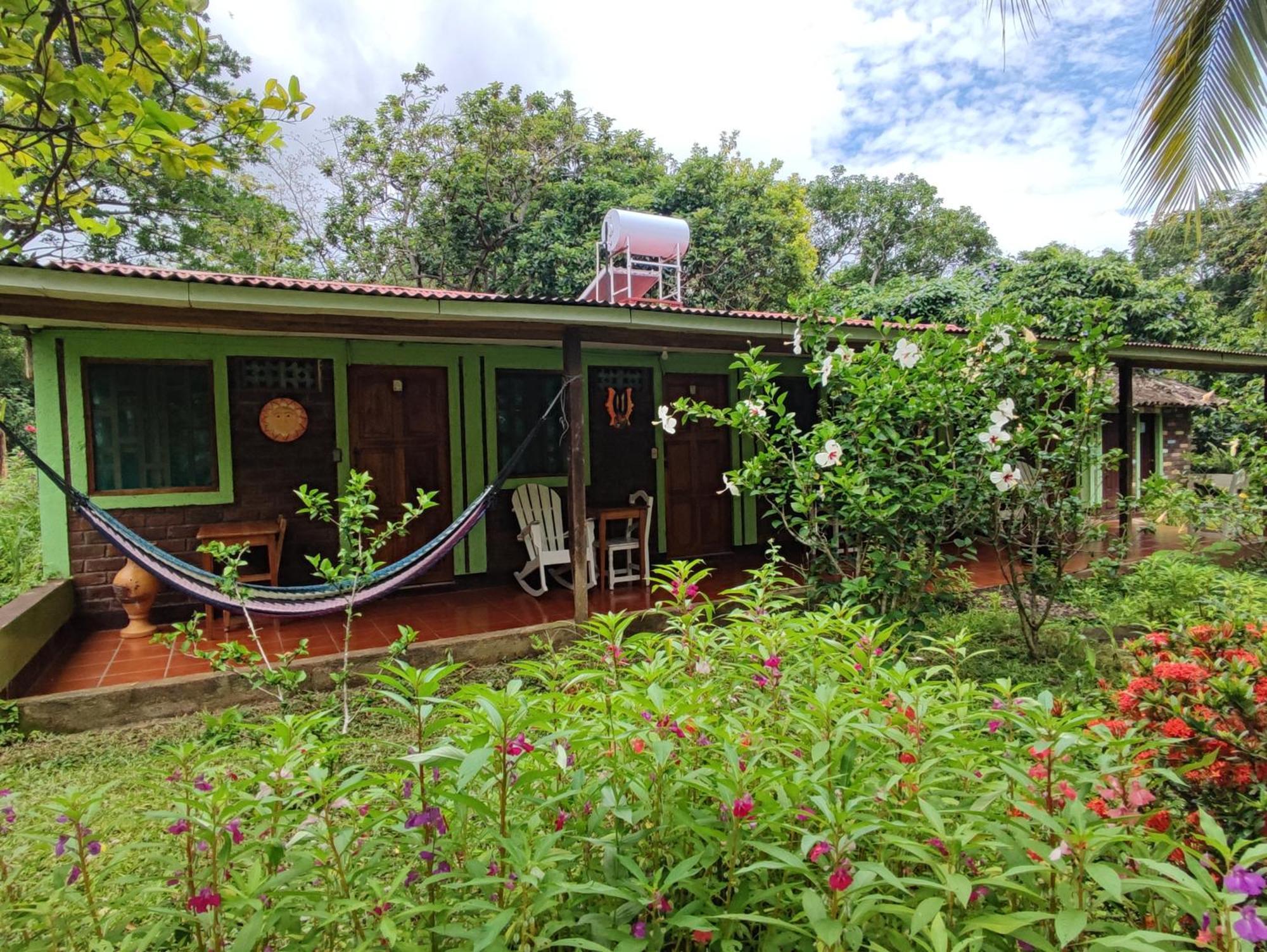 Eco-Lodge El Porvenir. Santa Cruz Bilik gambar